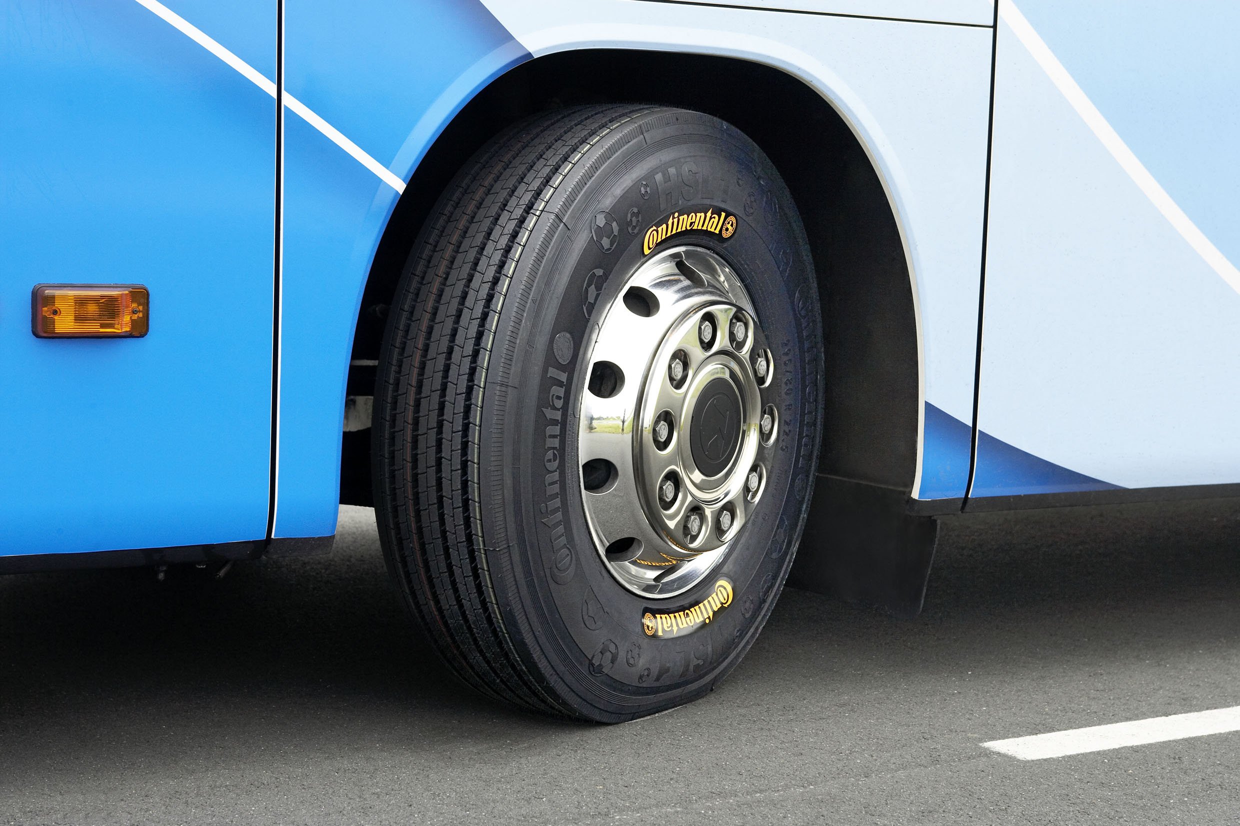 Колеса автобуса круг. Колесо автобуса. Заднее колесо автобуса. Шины для автобусов. Колесо от автобуса.